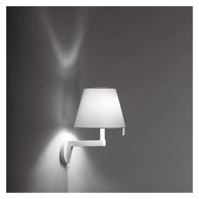 Výhodná Nabídka Artemide Melampo, nástěnná designová lampička k posteli ve stříbrné úpravě bez vypínače, 1x42W E14, výška 35cm